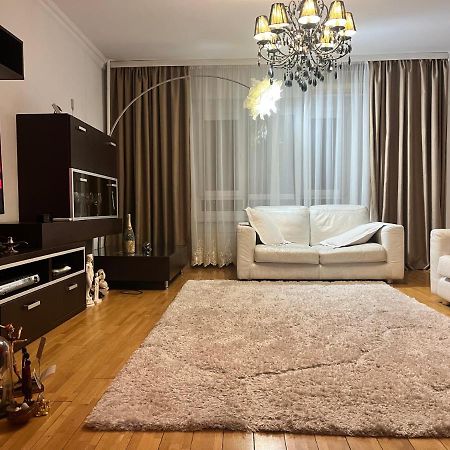 Charming Apartment/King Size Bed ブカレスト エクステリア 写真