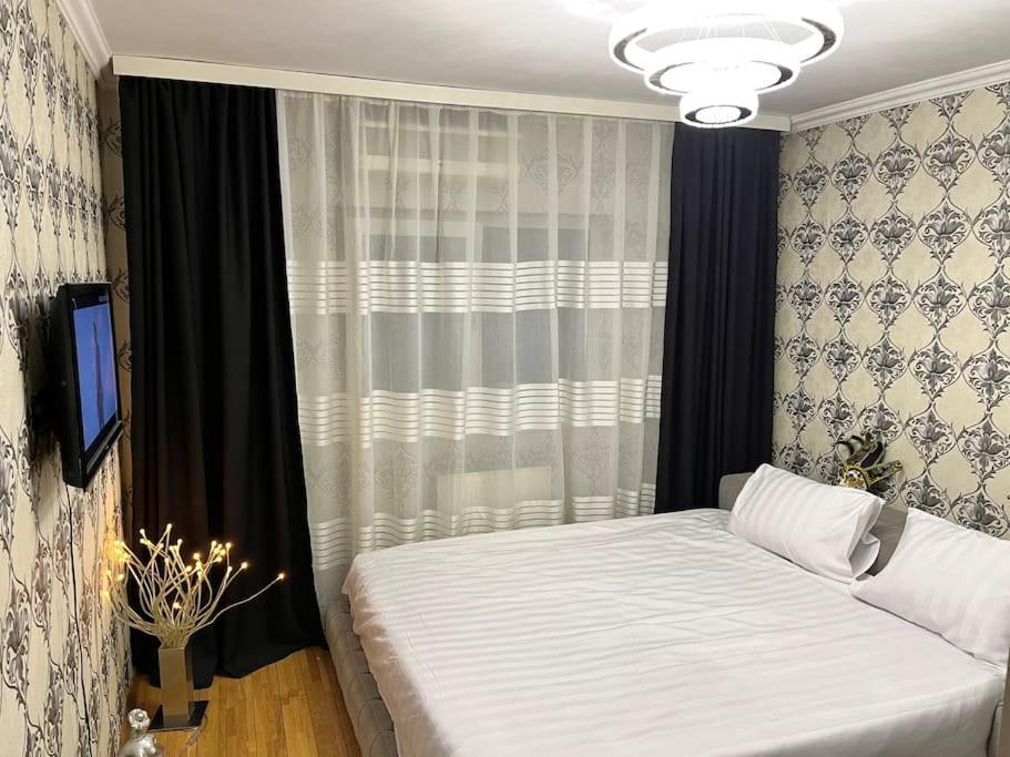 Charming Apartment/King Size Bed ブカレスト エクステリア 写真