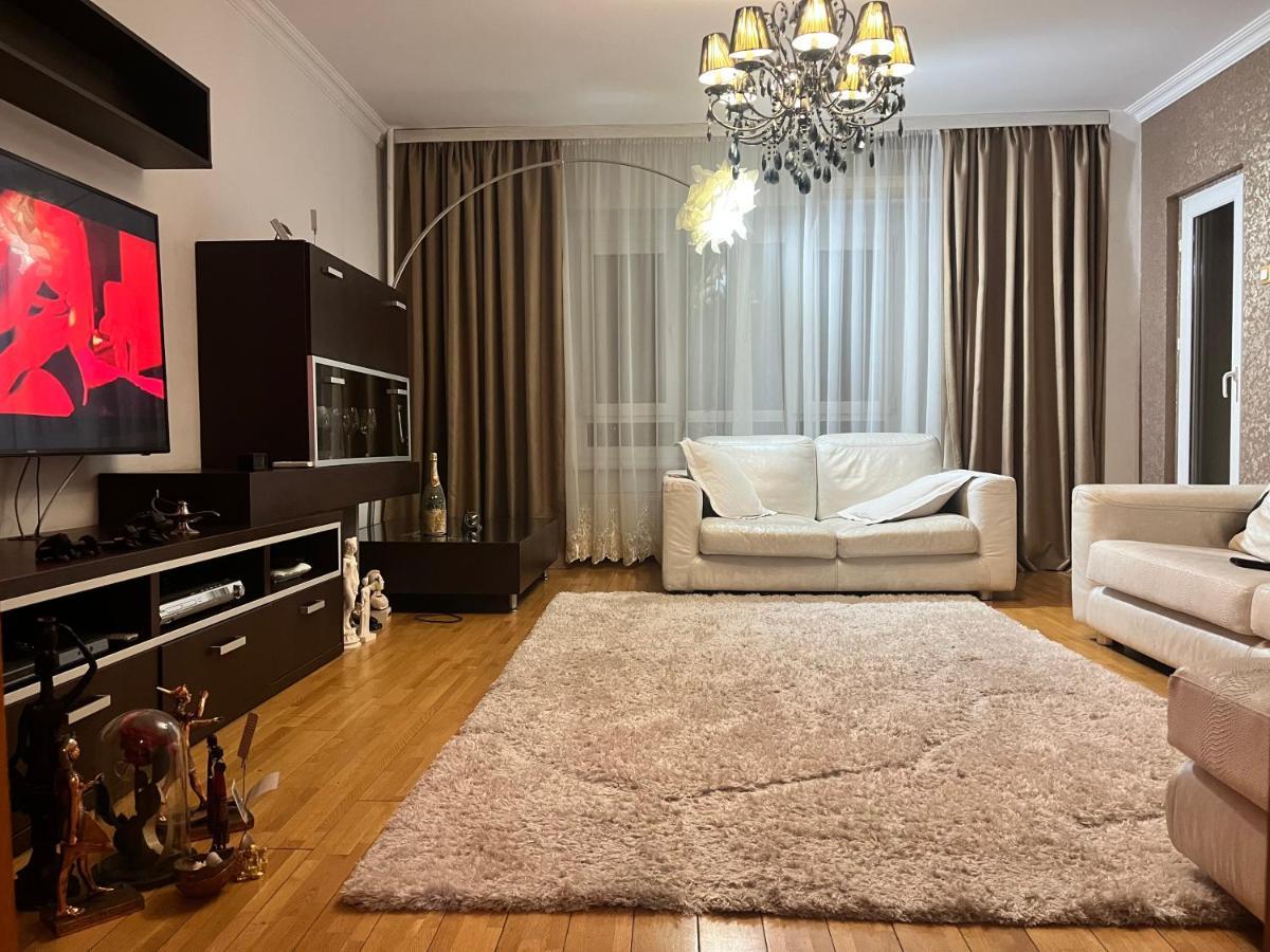 Charming Apartment/King Size Bed ブカレスト エクステリア 写真